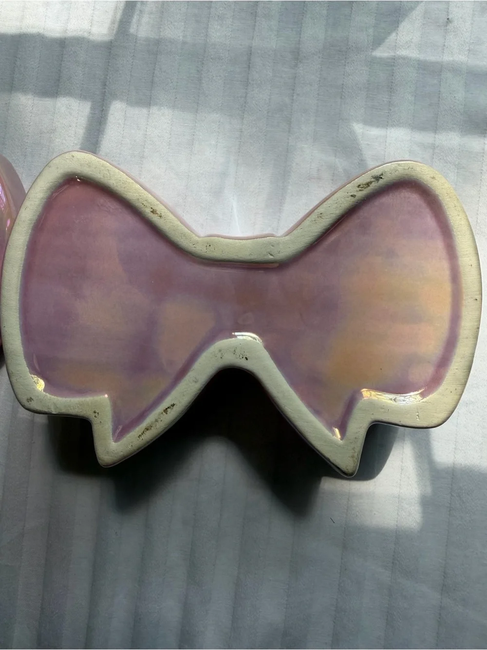 Iridescent pearlescent pink ceramic bow trinket box with removable lid